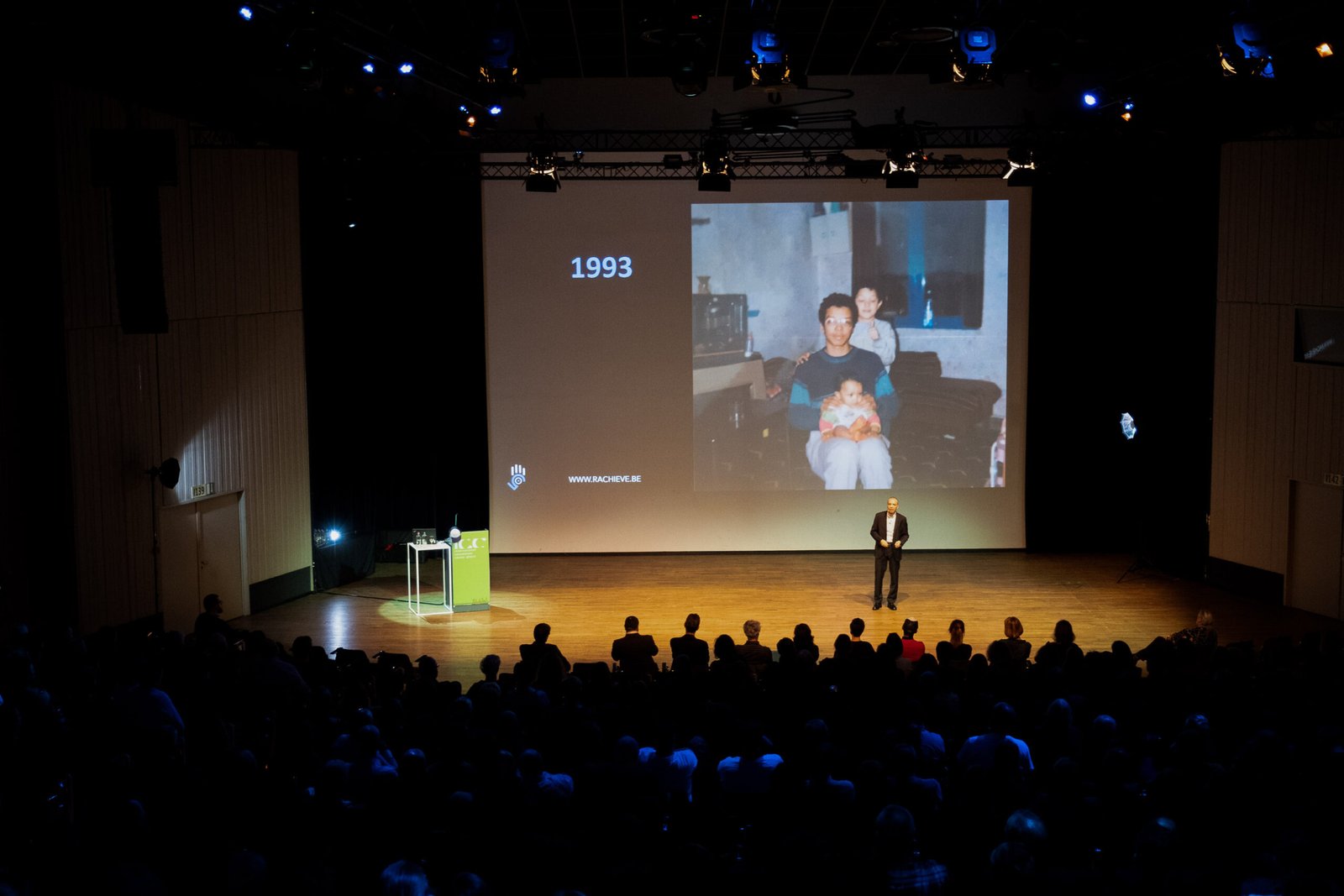 Book keynote speaker purpose-driven keynote speaker Rachid Et-Taïbi on stage<br />