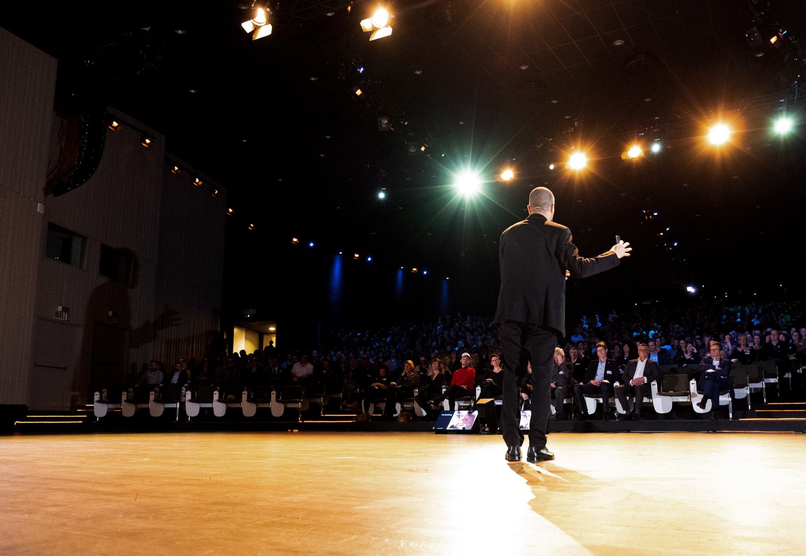 VDAB; Rachid purpose-driven keynote speaker Rachid Et-Taïbi on stage<br />